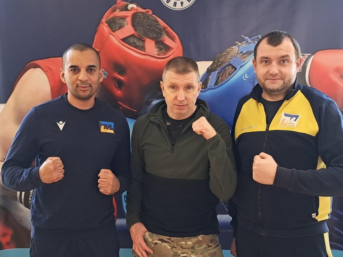 Віцепрезидент Федерації боксу Київської області Олег Котенко напередодні новорічних свят відзначив тренерів та юних спортсменів