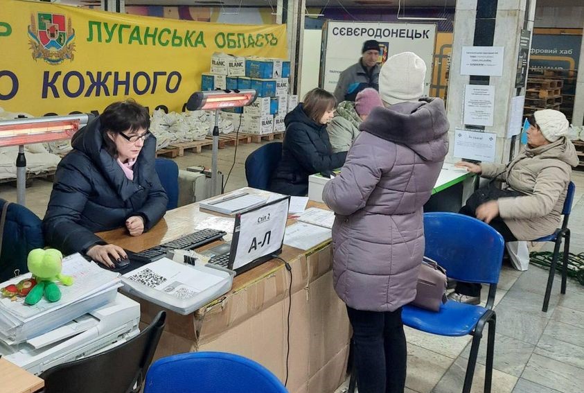 У Дніпрі та Тернополі переселенці з Луганщини отримали гуманітарну допомогу