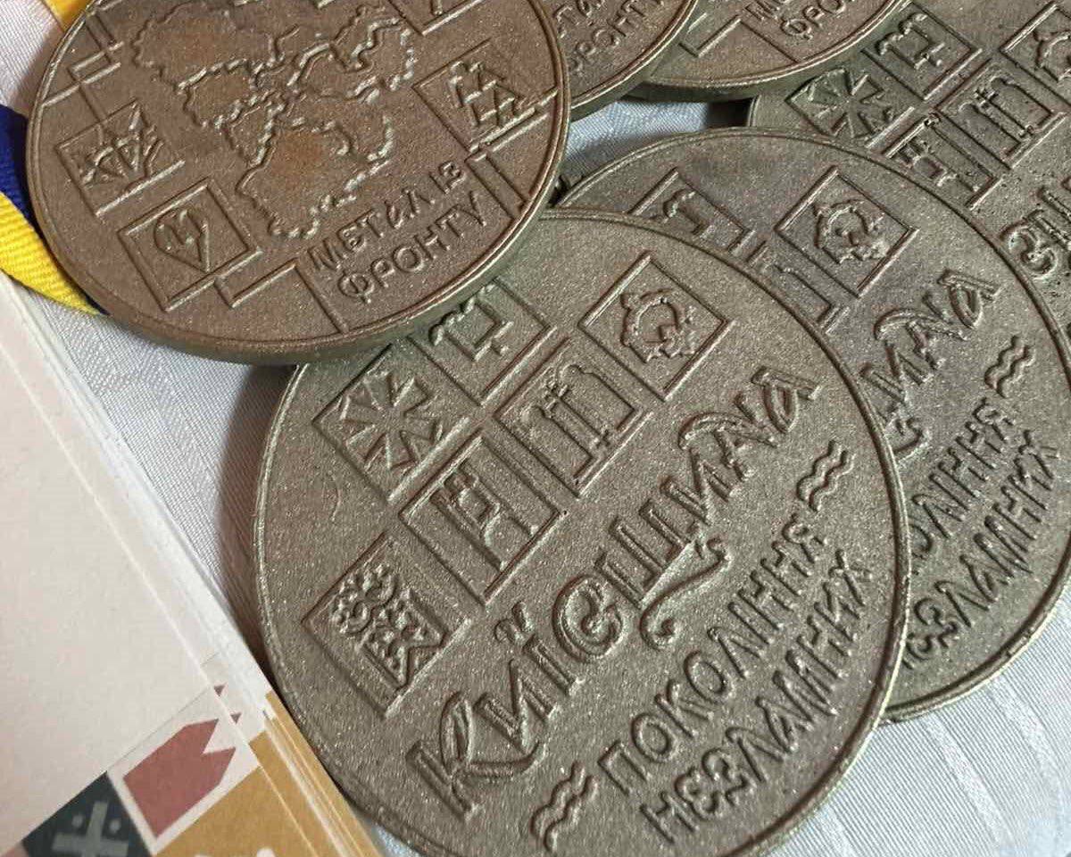 Юним гандболістам Київщини вручили унікальні медалі з металу, який привезли з фронту