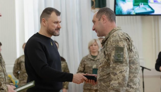 Прикордонники отримали нагороди та ключі від нового житла з рук очільника МВС України