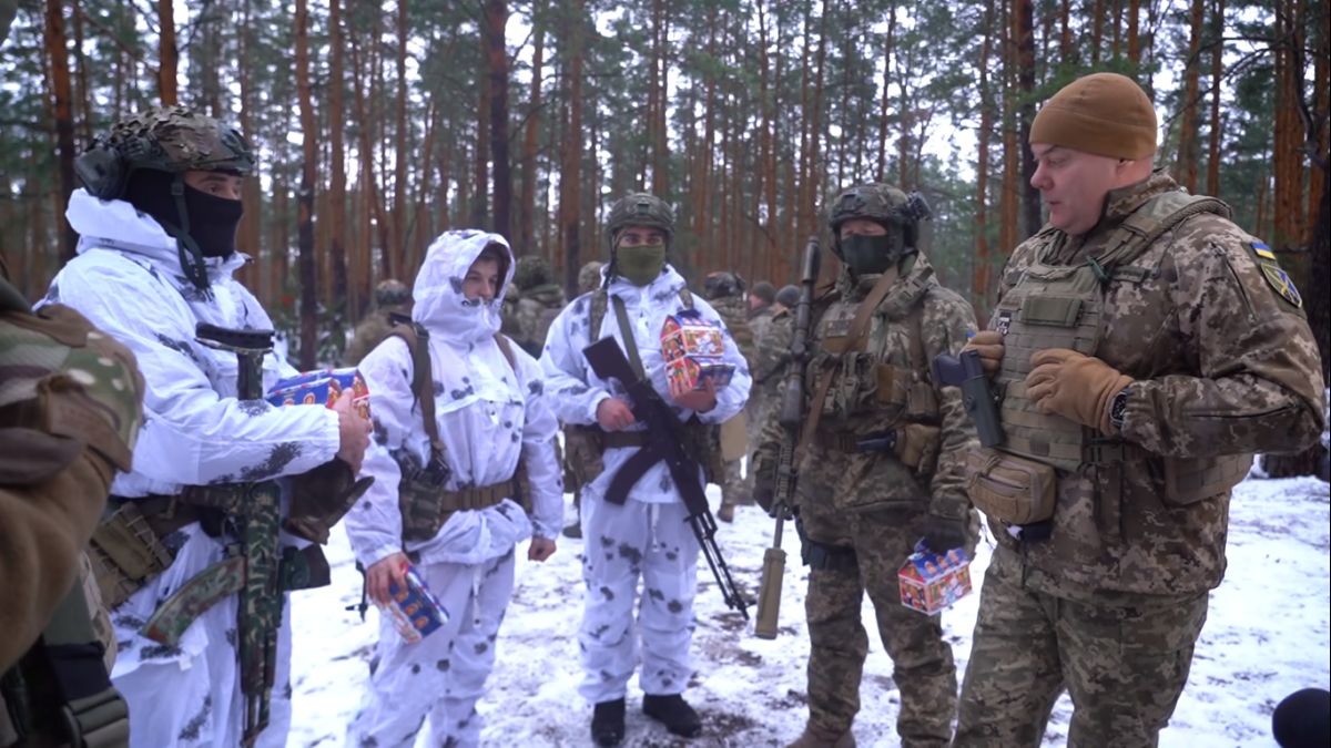 Командувач Об’єднаних сил з подарунками відвідав воїнів на північному напрямку