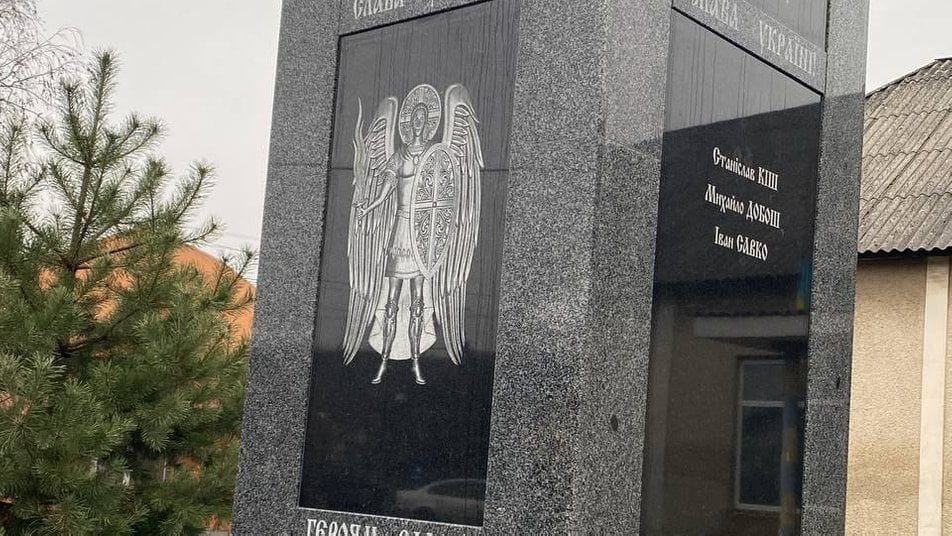 Ще один пам’ятник радянським солдатам демонтували на Закарпатті