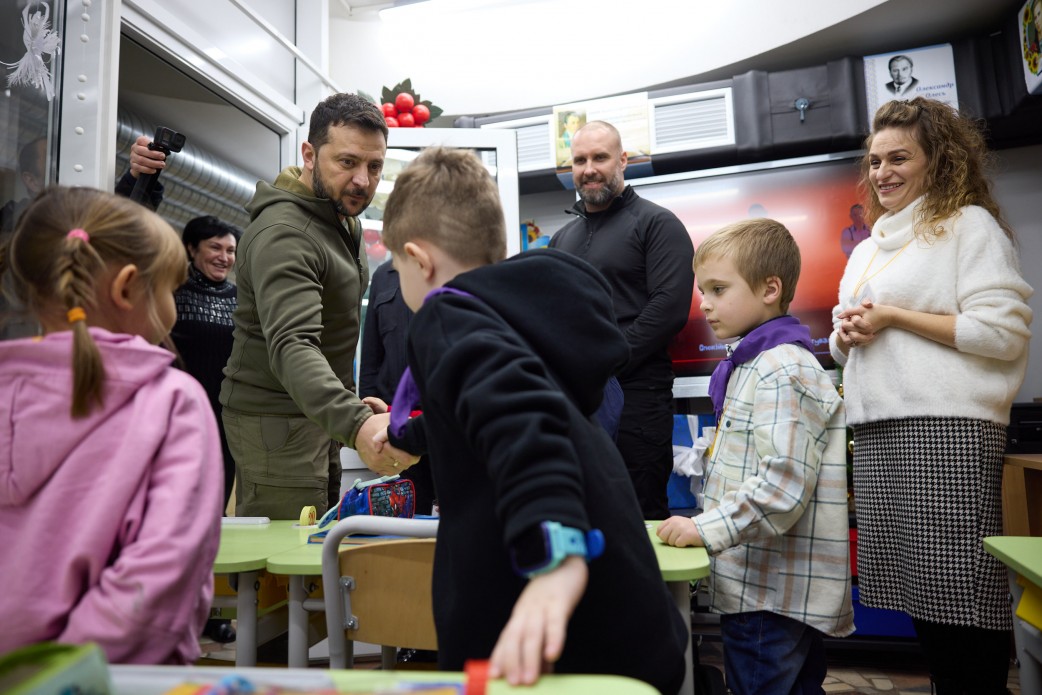 Президент поспілкувався зі школярами, що навчаються у Харківському метро