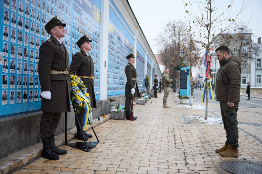 Володимир Зеленський поклав квіти до Стіни пам’яті полеглих захисників України