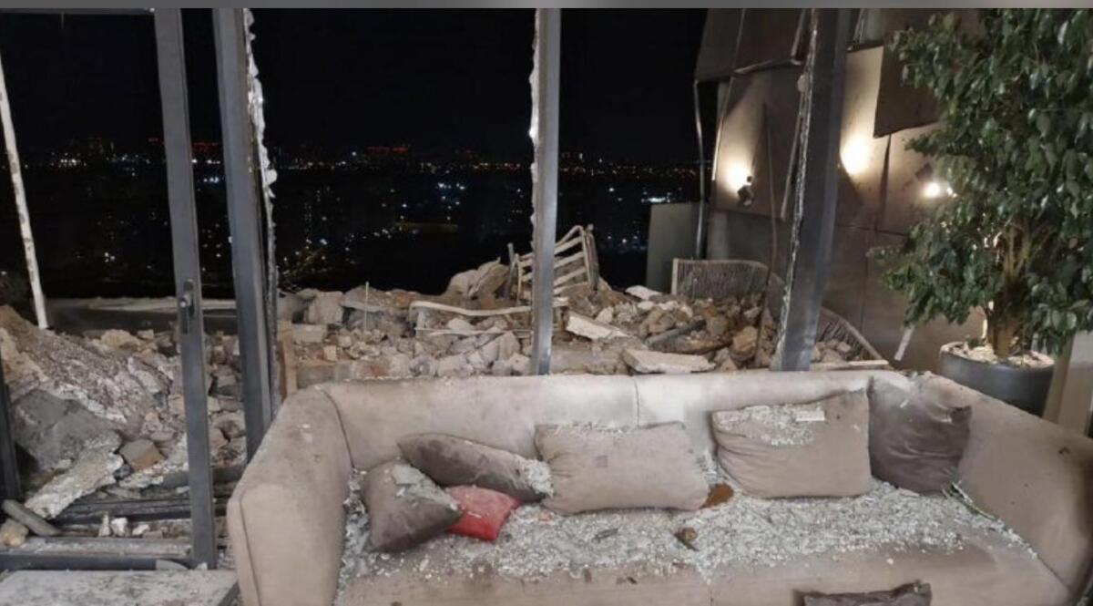 У Києві уламки російського ударного БПЛА впали на житловий будинок