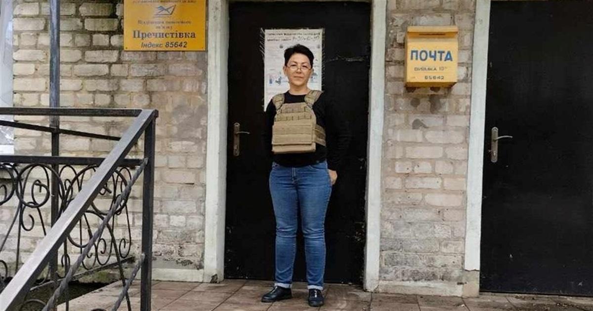 Працівники Укрпошти продовжать доставляти пенсії мешканцям прифронтових районів Донеччини