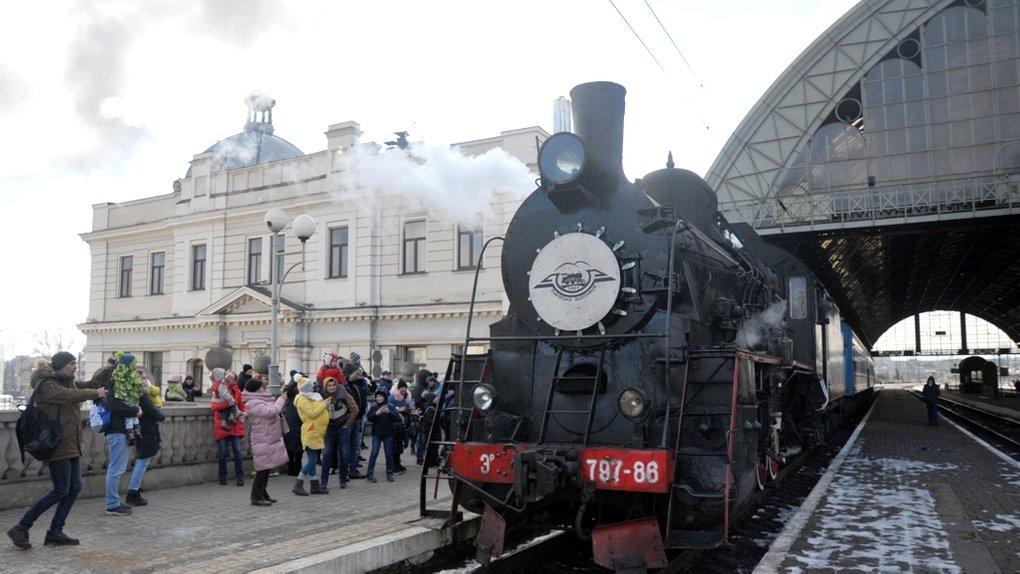 В Україні запускають різдвяний поїзд на паровозній тязі