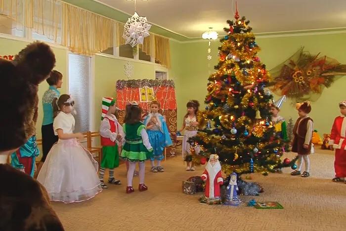 У МОН розповіли, чи можуть батьки відвідувати новорічні святранки під час війни
