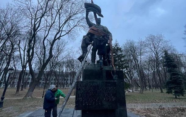 Пам’ятник учасникам антиукраїнського “січневого повстання” демонтували в Києві