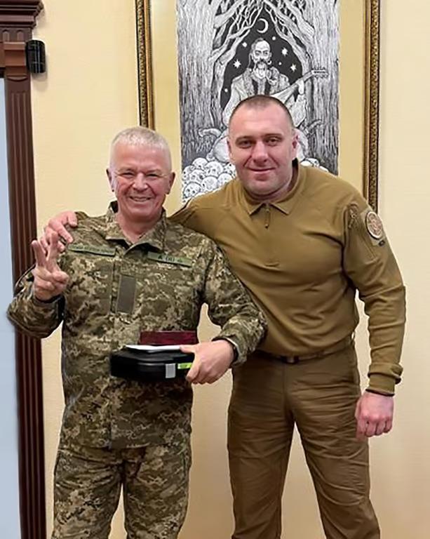 В СБУ нагородили снайпера, який встановив світовий рекорд результативного пострілу
