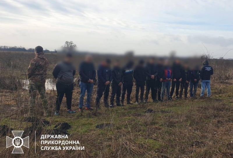 На кордоні з Угорщиною зі стріляниною затримали 12 ухилянтів