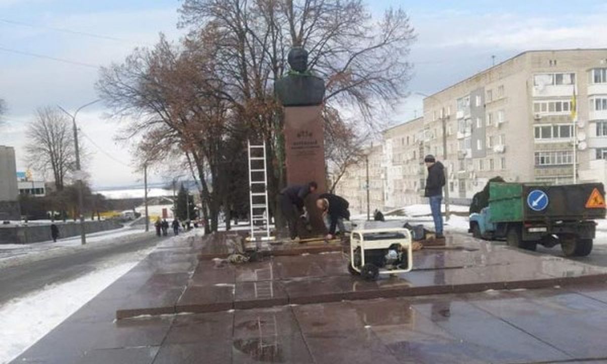 На Дніпропетровщині демонтували пам’ятник радянському діячу Щербицькому