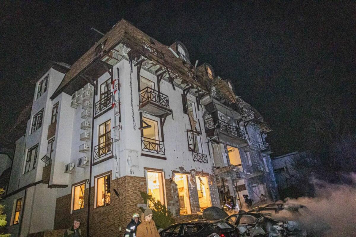 Внаслідок ракетного удару по готелю в Харкові постраждали 12 осіб – ОВА