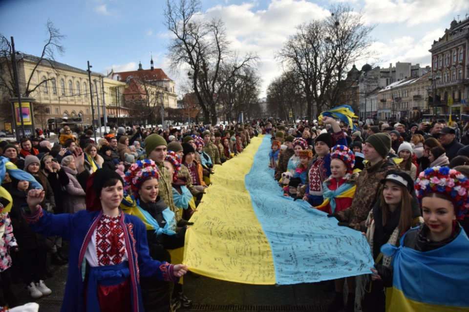 Найбільший державний прапор з автографами військових розгорнули у Львові