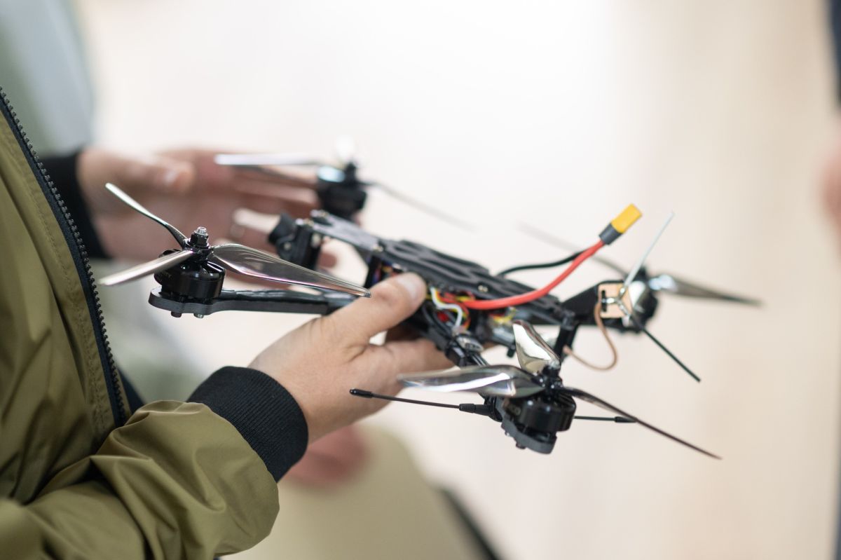 Українців пообіцяли навчити збирати FPV-дрони для армії вдома