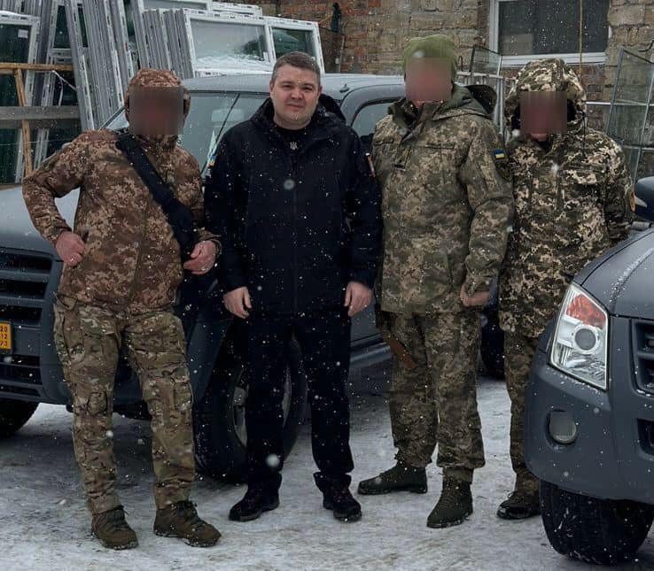 Благодійники з Одещини передали позашляховики для українських захисників