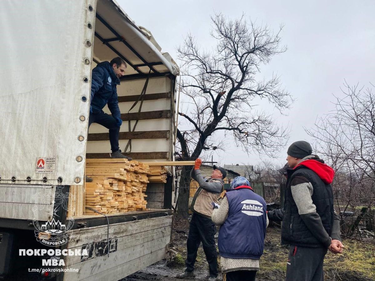 Міжнародні організації допомагають з відновленням пошкодженого російськими обстрілами житла у Покровську