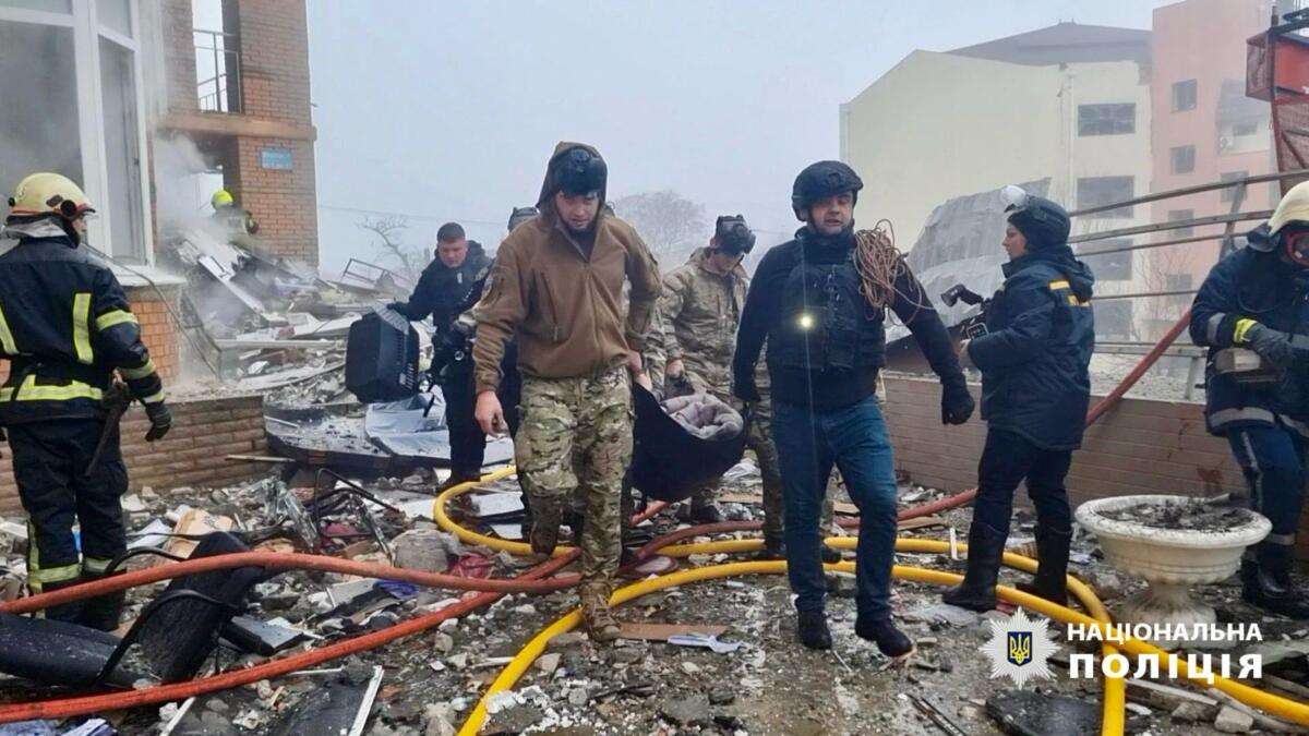 Президент України відзначив поліцейського із Каховки, який героїчно рятував одеситів після ракетного обстрілу