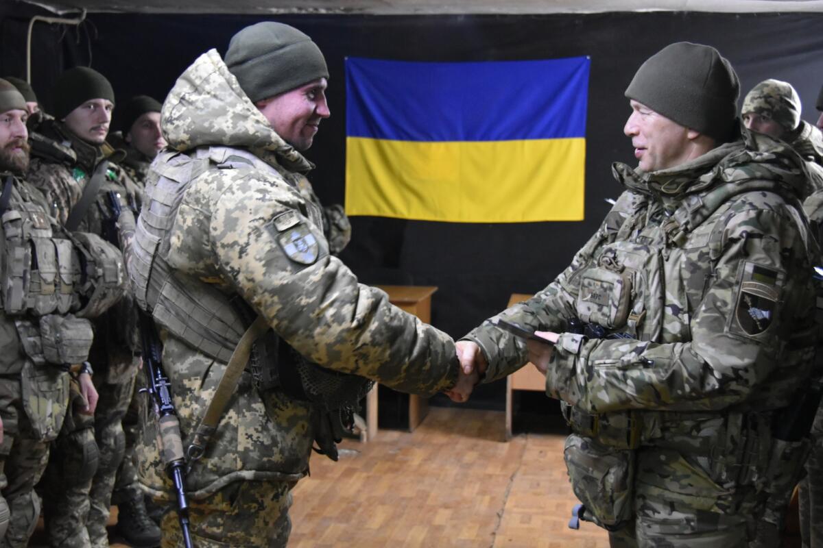Командувач Сухопутних військ вручив нагороди та цінні подарунки бійцям на передовій