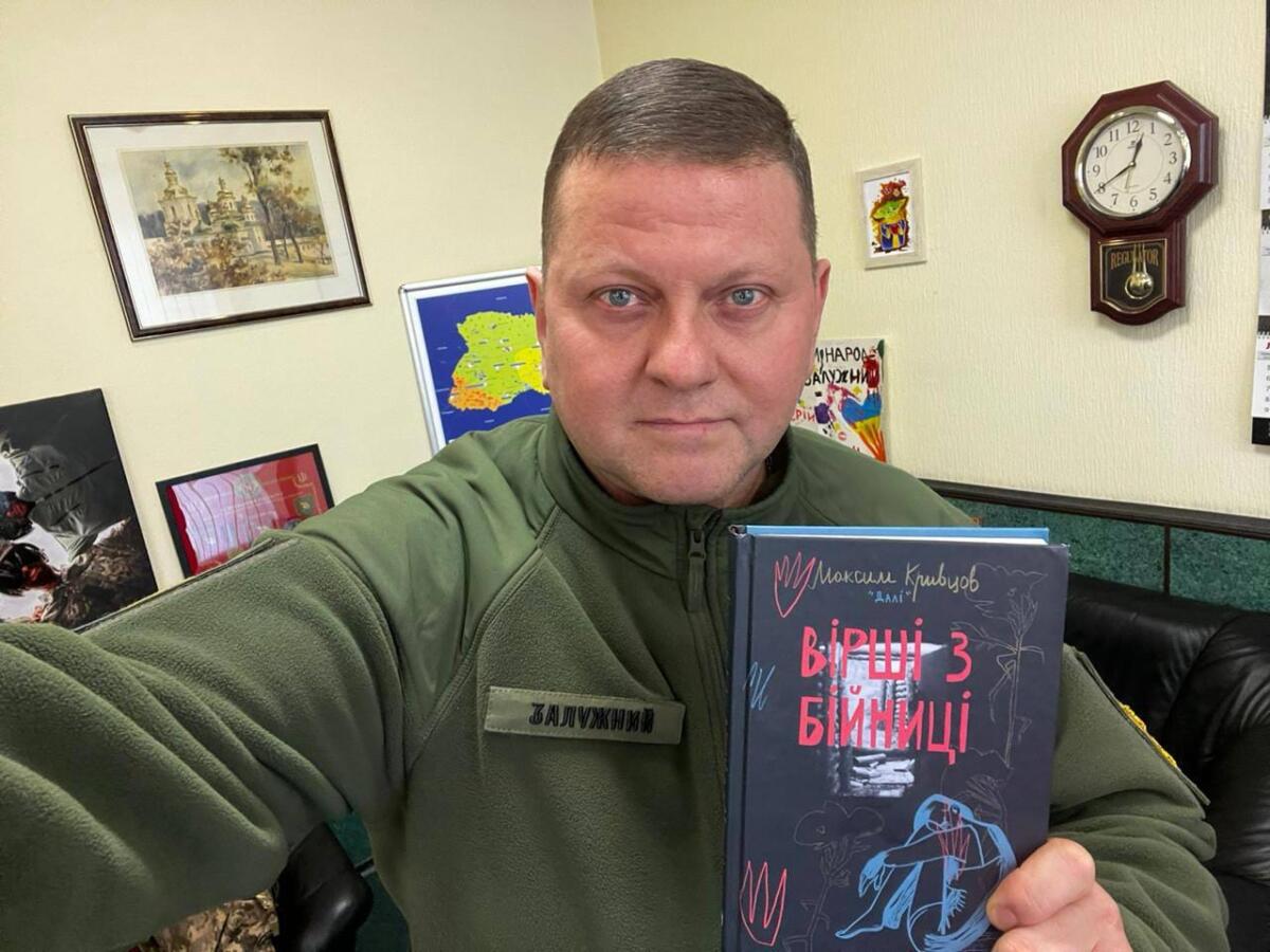 Головнокомандувач ЗСУ отримав дебютну книгу загиблого поета Максима Кривцова