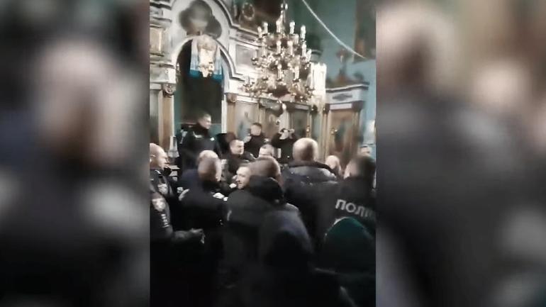 Прихильники УПЦ МП у храмі на Волині накинулися священика ПЦУ (ВІДЕО)