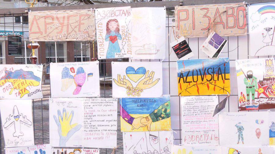 В Івано-Франківську відбулась виставка малюнків дітей оборонців Маріуполя 