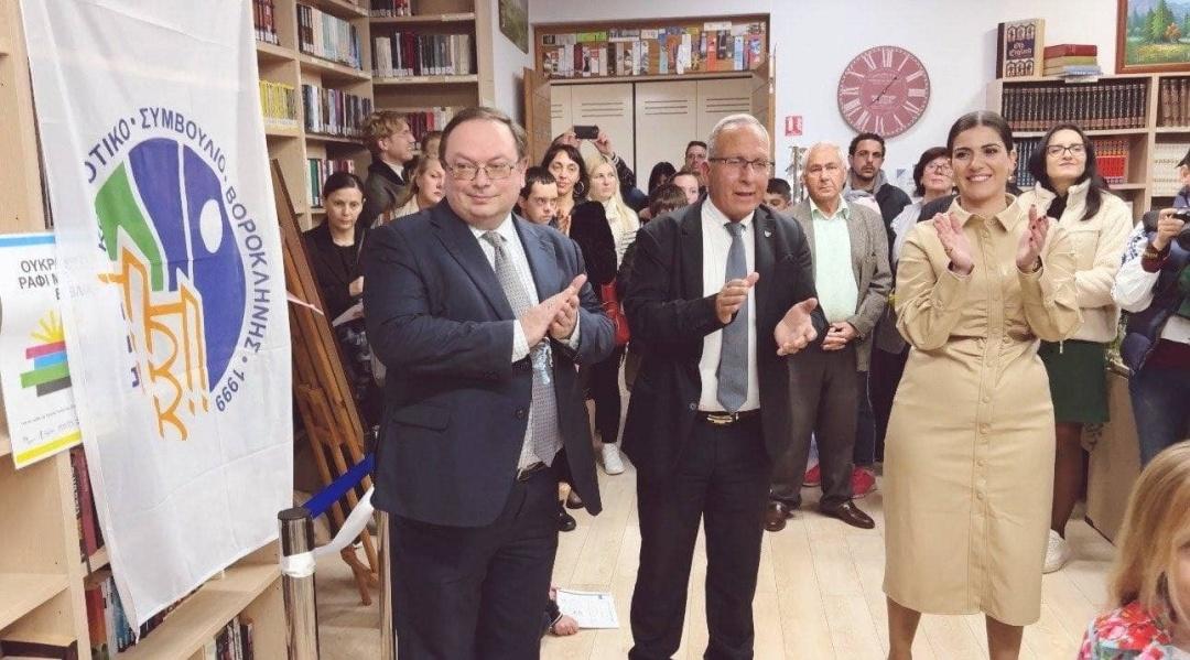 На Кіпрі відкрили ще одну Українську книжкову поличку – посольство