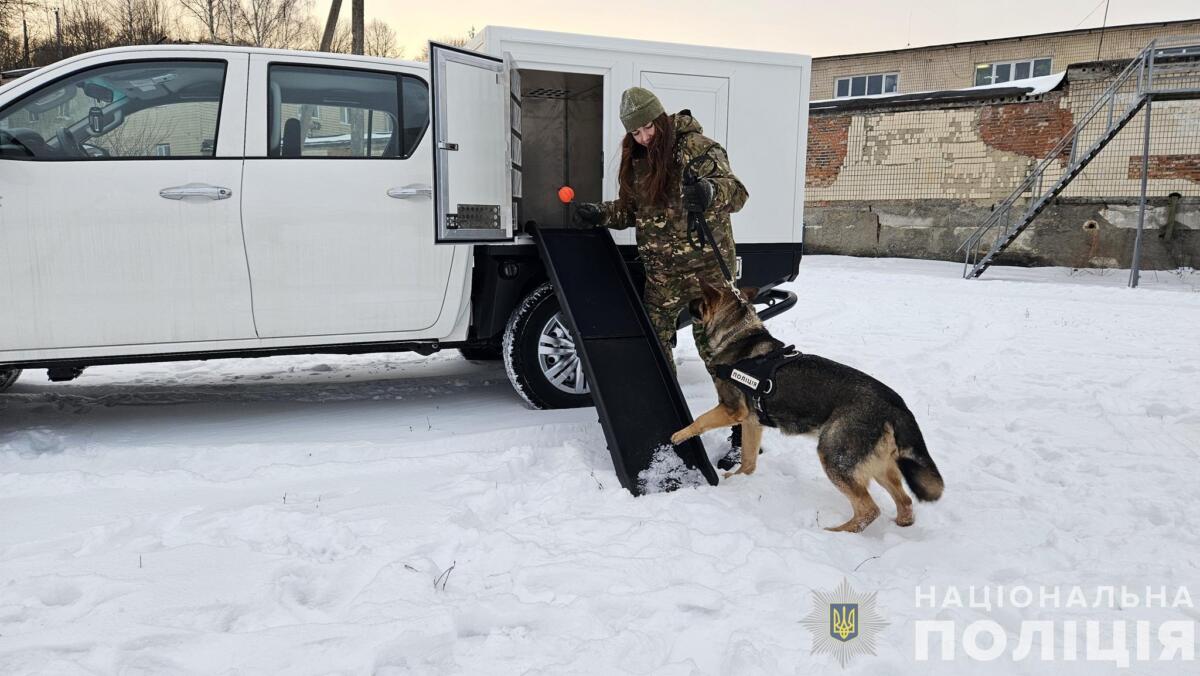 Поліцейські кінологи Вінниччини отримали від США спецавтомобіль для перевезення службових собак