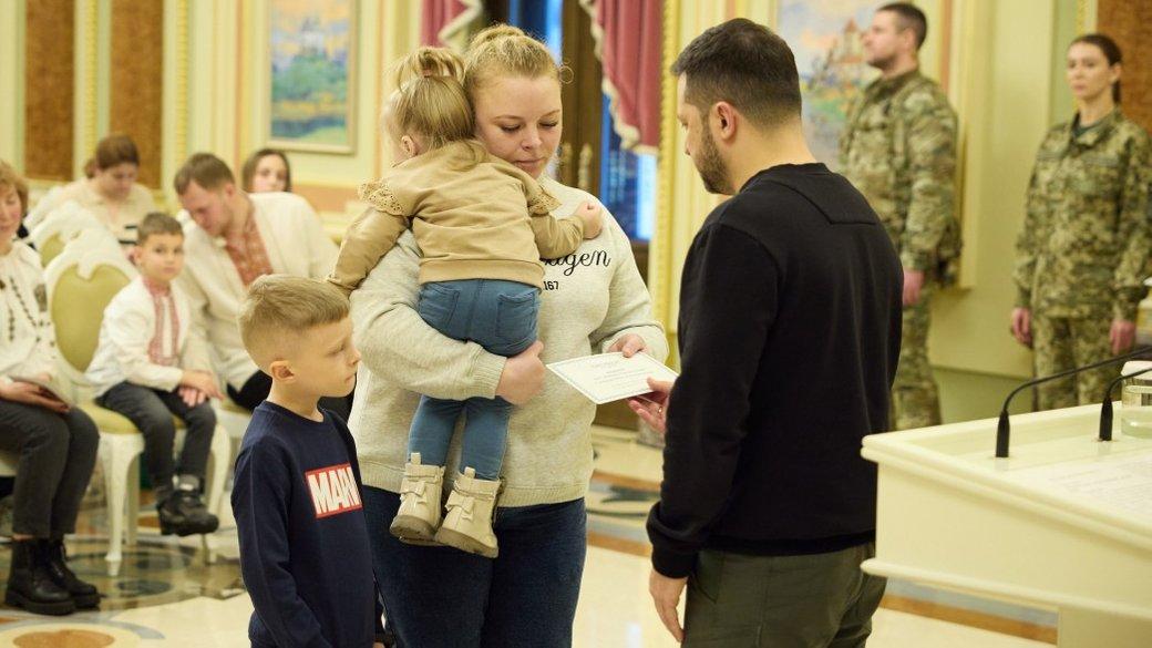 Зеленський вручив сертифікат на квартиру родині загиблого Героя з Луганщини