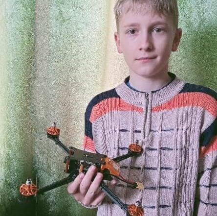10-річний волонтер з Вінниччини придбав FPV-дрон для військових