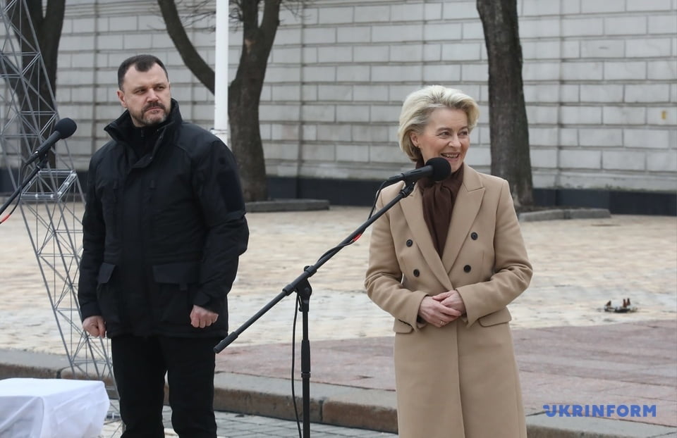 Голова Єврокомісії у Києві передала 50 позашляховиків правоохоронцям у зоні бойових дій (ФОТО)