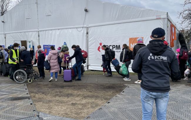 Стало відомо про закриття останнього пункту допомоги біженцям на вокзалі Варшави