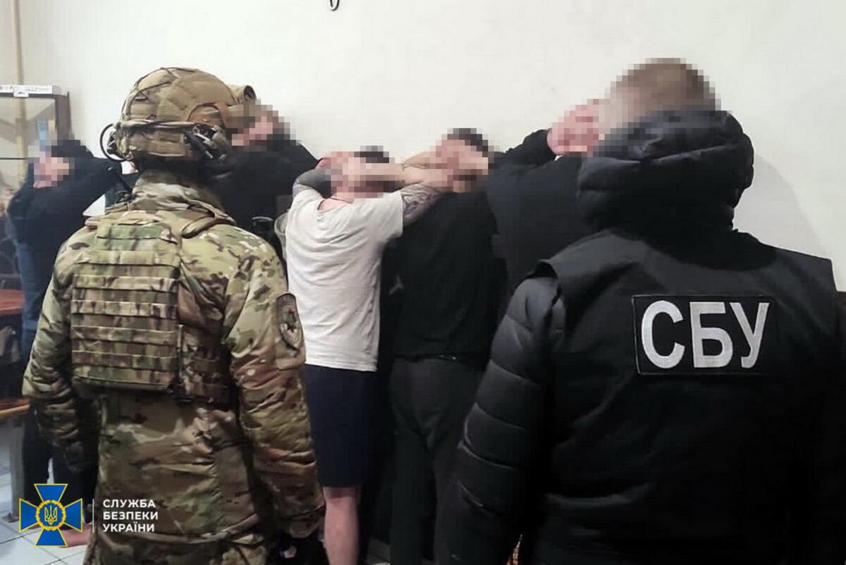 В’язень Житомирської виправної установи виманював гроші у родичів українських військових ‒ СБУ