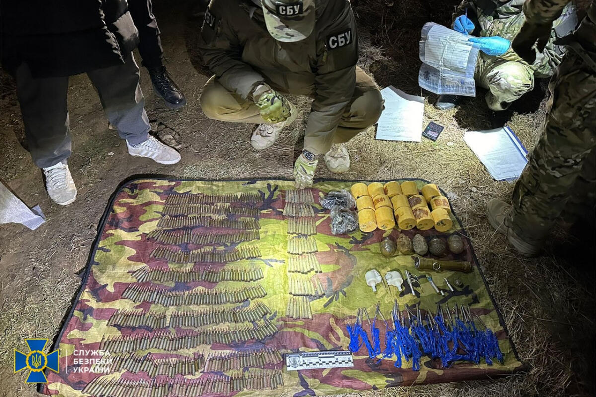 Схрони зі зброєю та вибухівкою виявили в 3 регіонах України ‒ СБУ