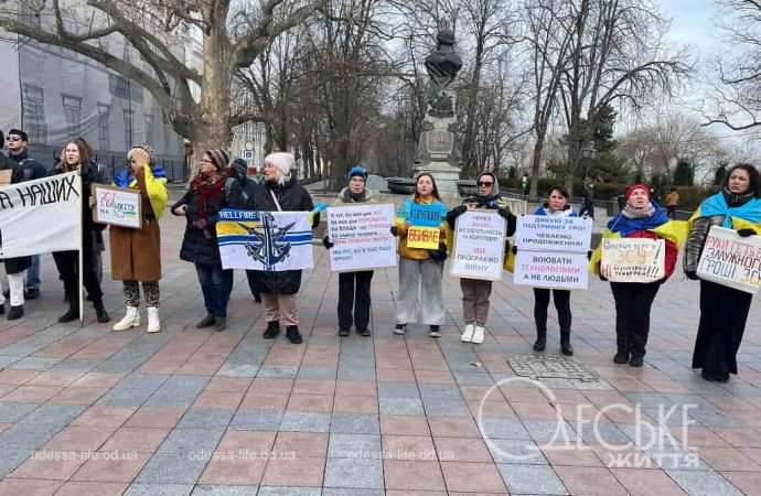 «Мільйони на дрони» та «гроші на фронт»: біля одеській мерії відбулася чергова акція протесту (ФОТО)