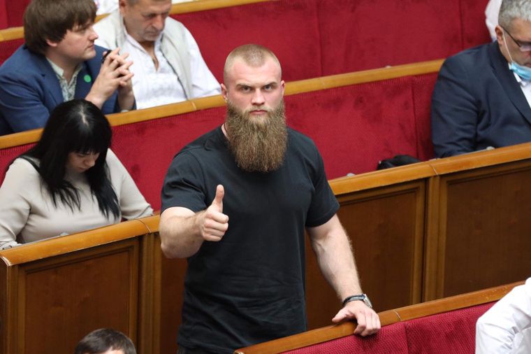 Народний депутат України від “Слуги народу” неодноразово купував та продавав автівки впродовж 2022 року