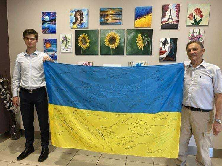 Українські захисники підписали прапор для музею історії в Австралії