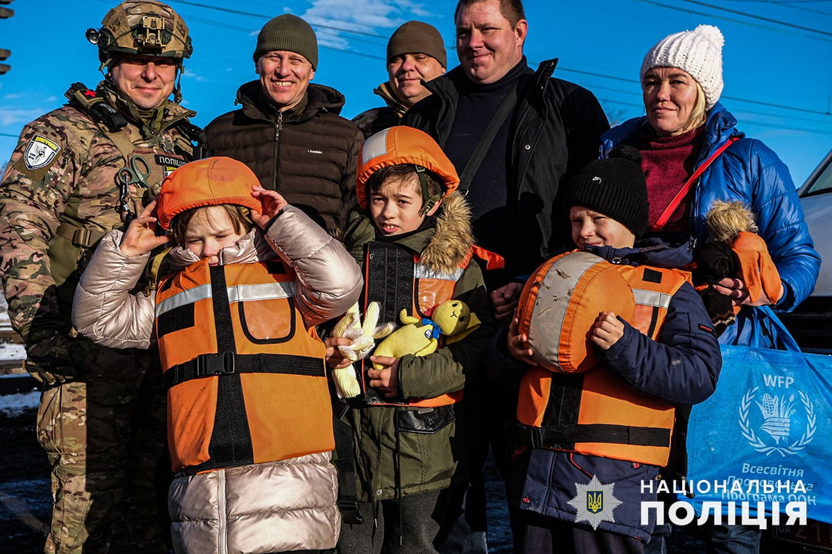 Трьох малолітніх дітей «Білі янголи» евакуювали з прифронтового села на Донеччині (ВІДЕО)