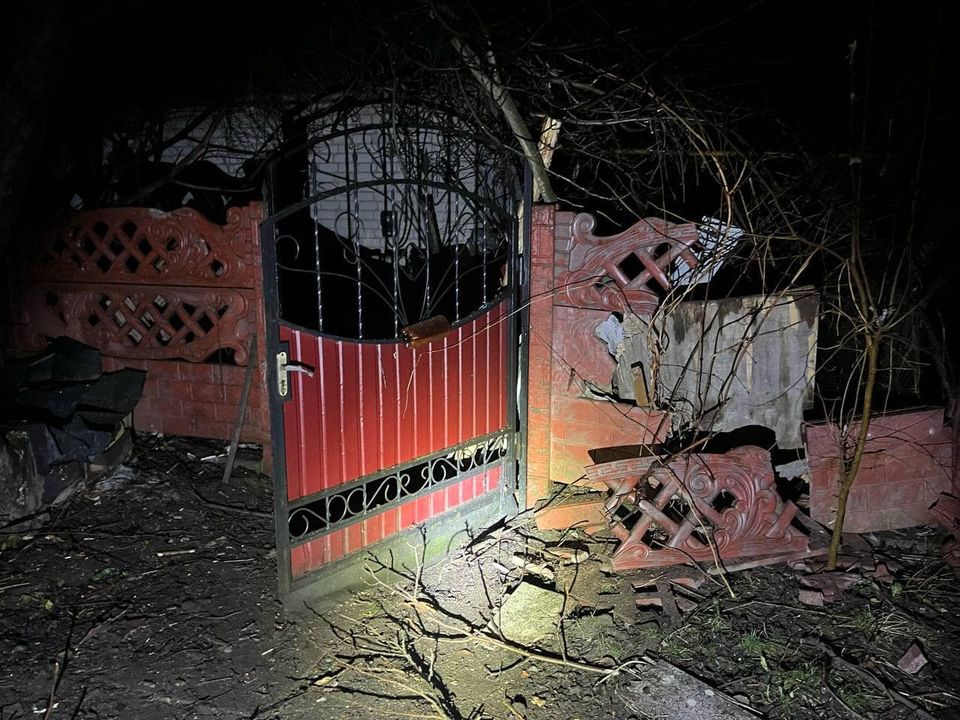 На Дніпропетровщині через уламки дронів спалахнула пожежа, поранено людину