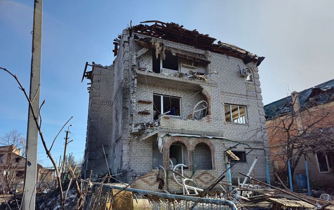 У Донецькій області російські окупанти скинули авіаційну бомбу на лікарню та приватні будинки