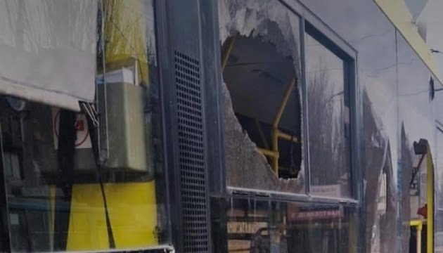 У Херсоні російські окупанти обстріляли зупинку та території медичних закладів