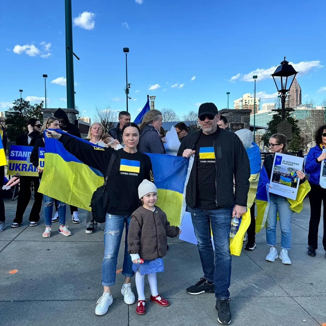 У США на мітинг на підтримку України вийшла відома українська спортсменка з родиною