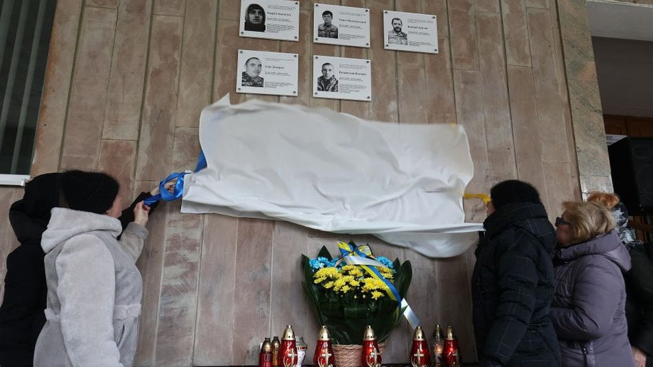 На фасаді львівської школи відкрили п’ять меморіальних таблиць