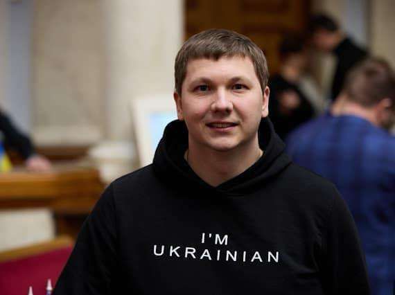 Коштовний автомобіль задекларувала дружина колишнього народного депутата від “Слуги народу”