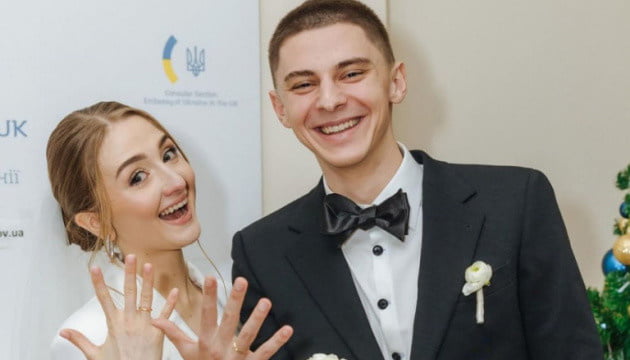 У Великій Британії український футболіст одружився зі своєю дівчиною