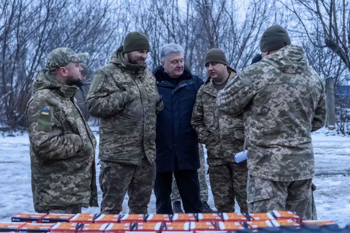 Порошенко передав українським захисникам FVP-дрони, хімічні грілки, автомобільний транспорт і шини до нього (фото)