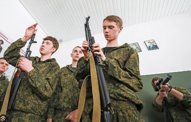 Окупанти почали пошуки військових інструкторів для навчання молоді з окупованих територій