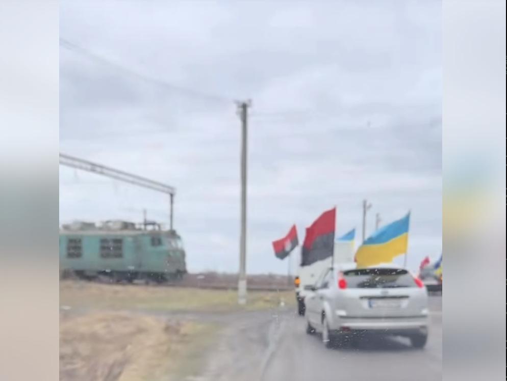 У Волинській області перед кортежем Героя «на щиті» зупинився потяг