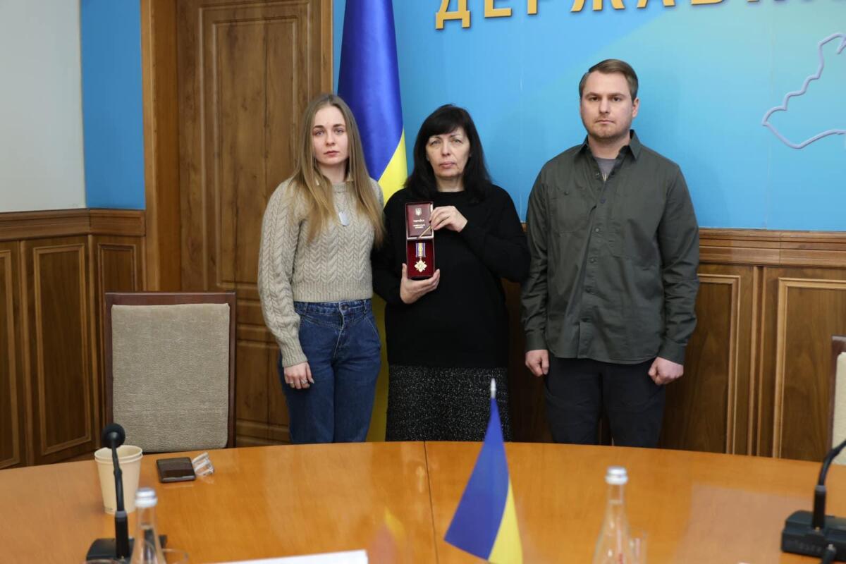 Родині легендарного українського льотчика передали орден «За мужність»
