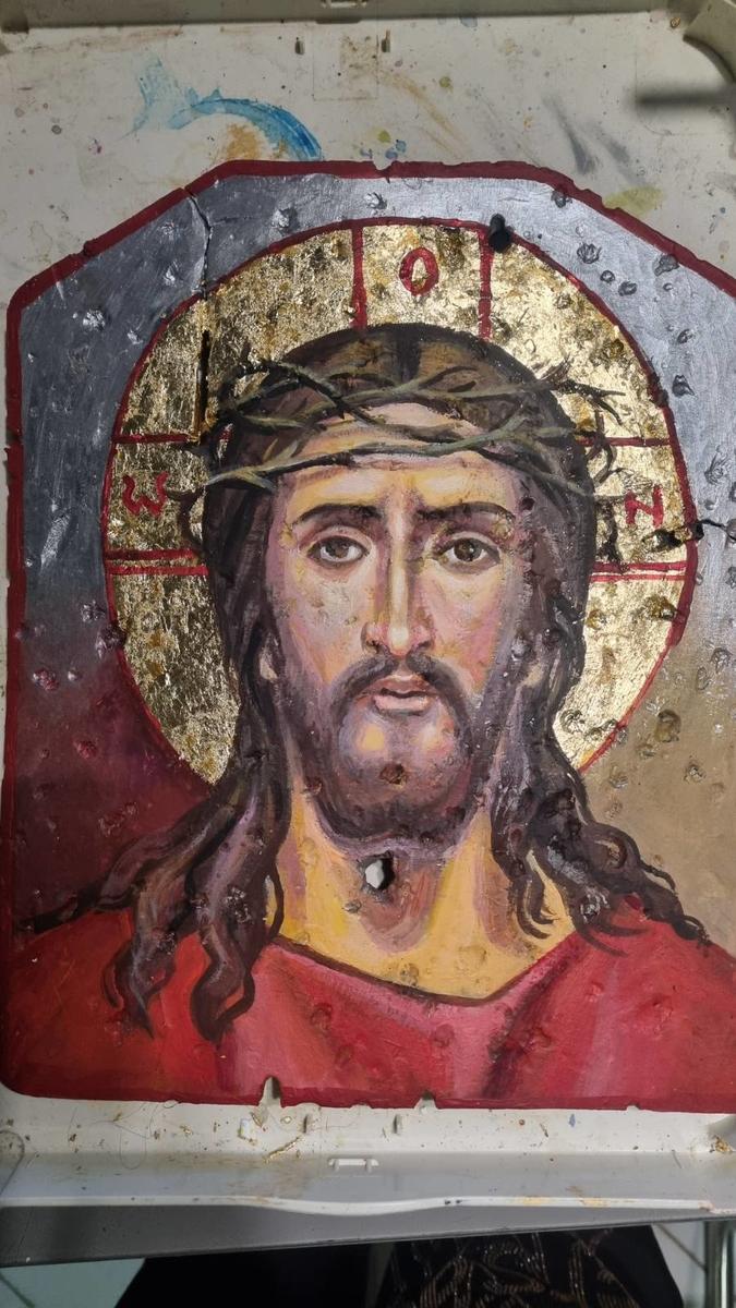 Стримали ворожі кулі: житомирська художниця створює ікони на бронеплитах